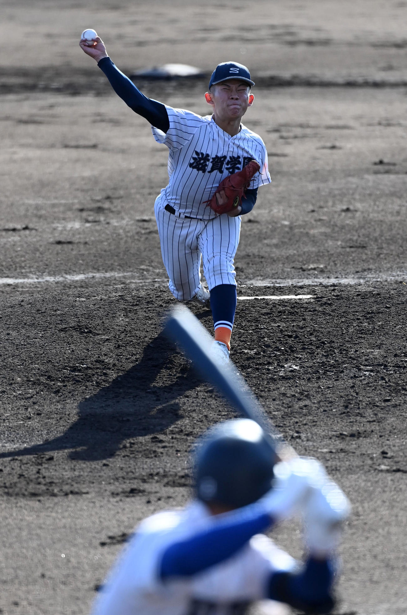 履正社対滋賀学園　滋賀学園先発の脇本（撮影・前岡正明）