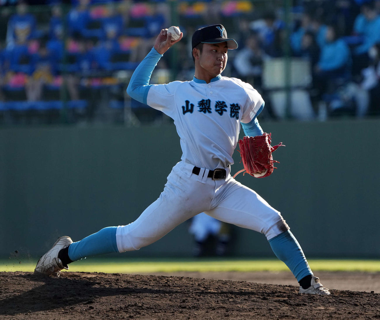 山梨学院対昌平　力投する山梨学院・桜田（撮影・たえ見朱実）