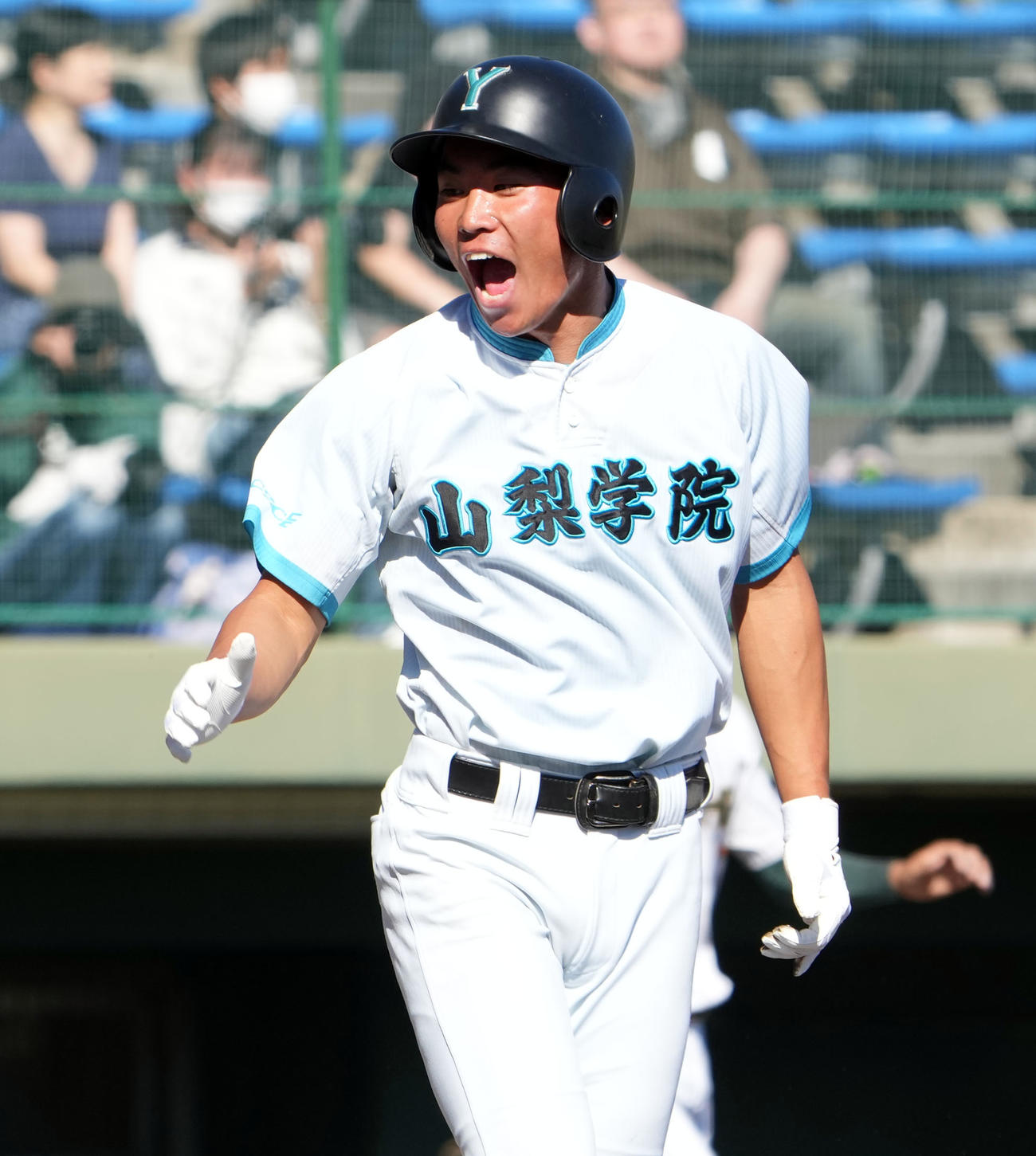 山梨学院対昌平　1回表山梨学院1死一、三塁、梅村の右犠飛で生還した黒沢（撮影・たえ見朱実）