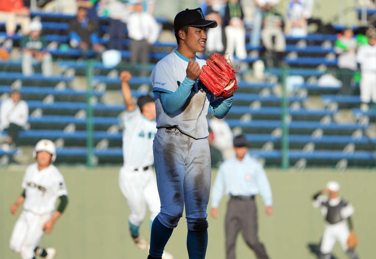 山梨学院対昌平　延長戦の末昌平に勝利し笑顔を見せる山梨学院・桜田（撮影・たえ見朱実）