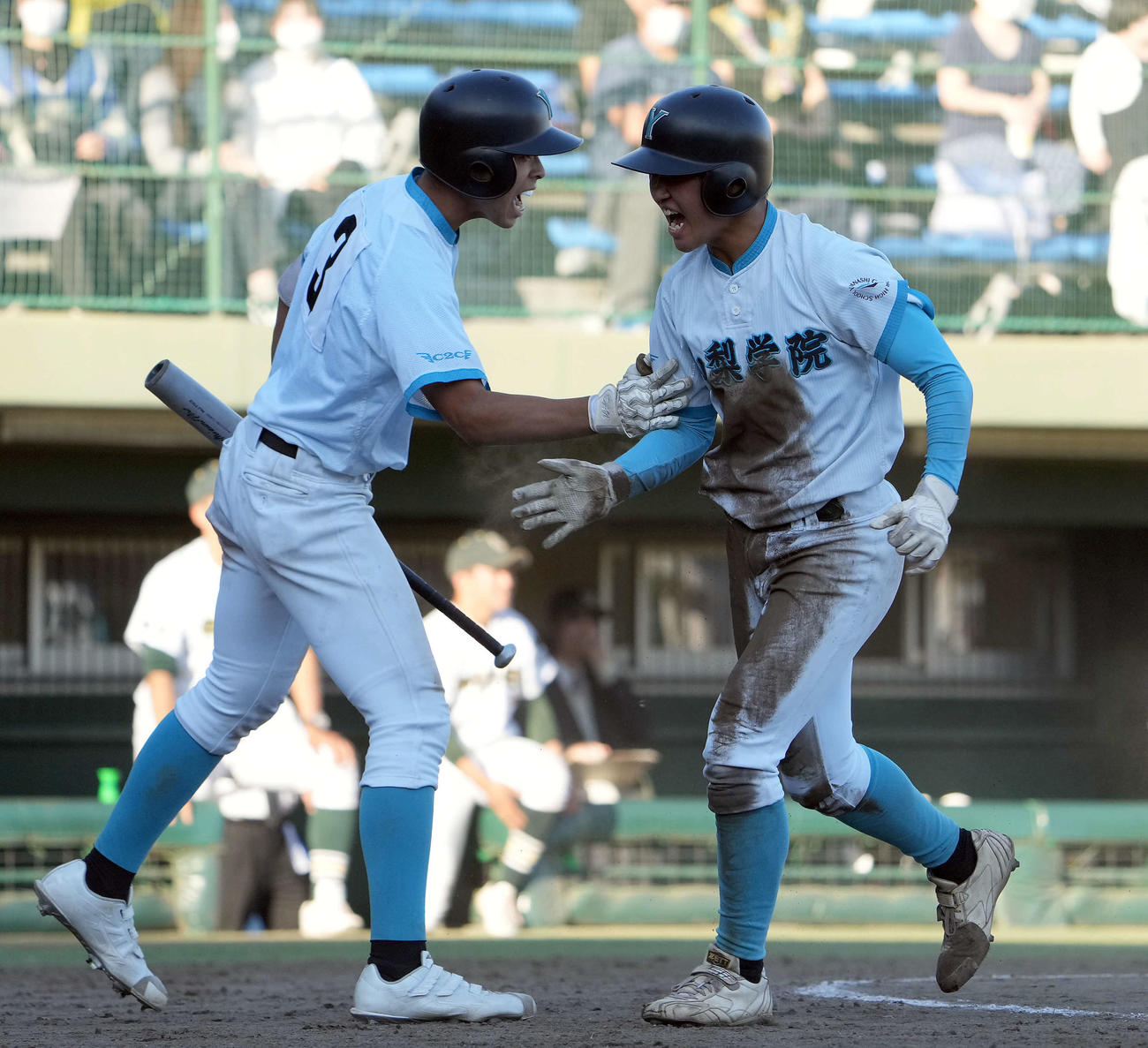 山梨学院対昌平　11回表山梨学院2死一、二塁、相手の失策の間に生還した桜田（撮影・たえ見朱実）