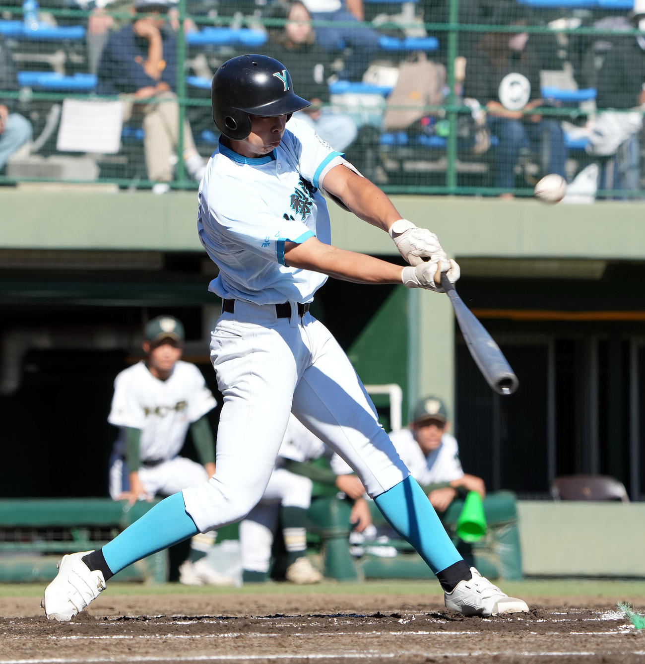 山梨学院対昌平　1回表山梨学院1死一、三塁、先制の右犠飛を放つ梅村（撮影・たえ見朱実）