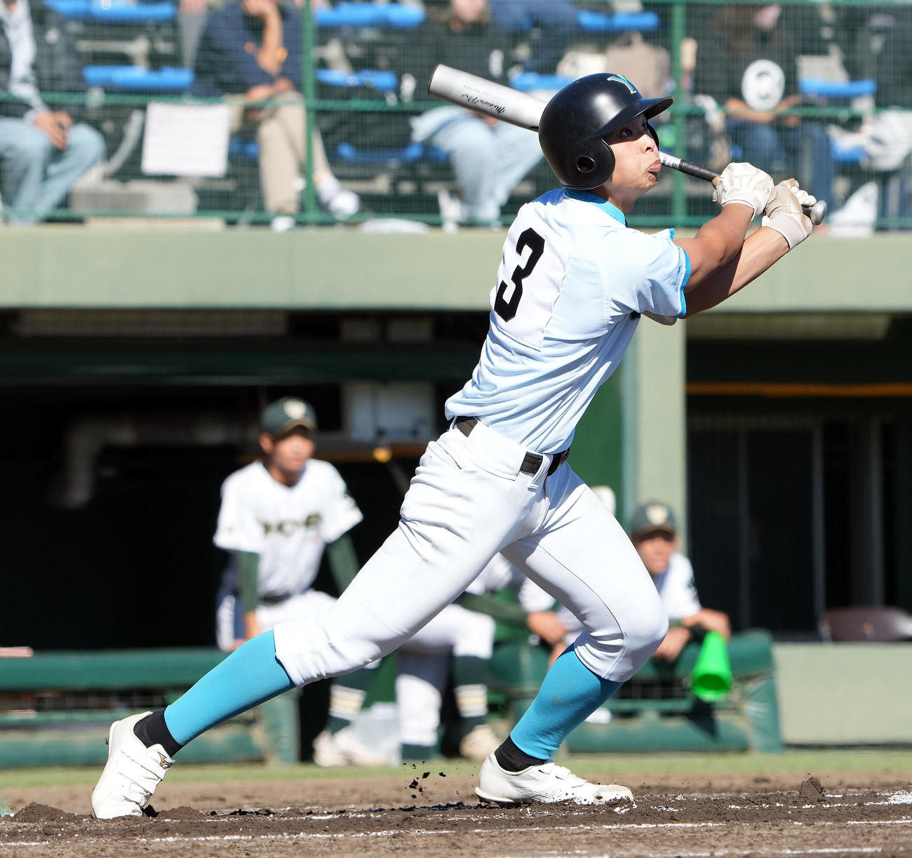 山梨学院対昌平　1回表山梨学院1死一、三塁、先制の右犠飛を放つ梅村（撮影・たえ見朱実）