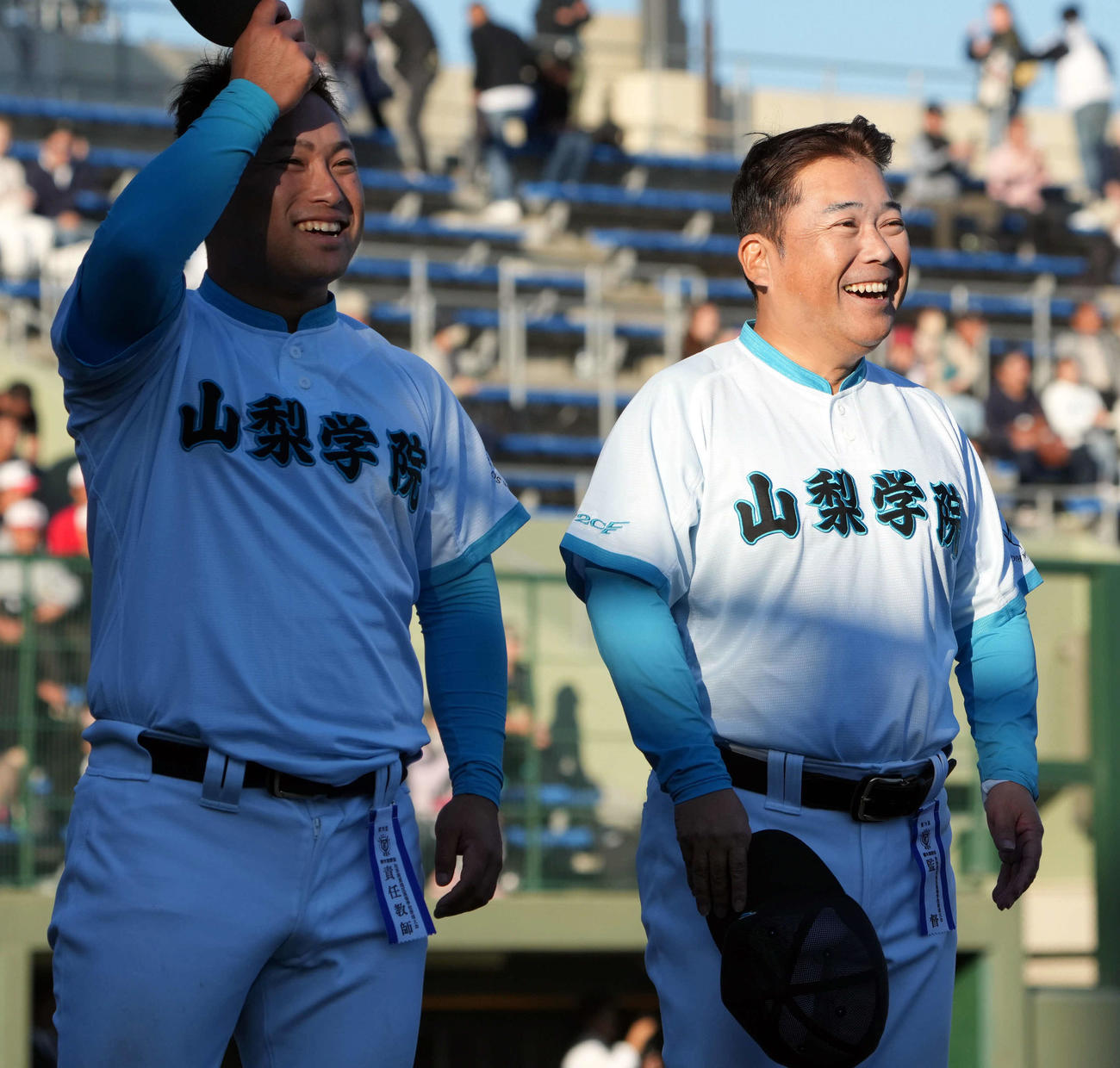 山梨学院対昌平　昌平に勝利し笑顔を見せる山梨学院・吉田監督（右）（撮影・たえ見朱実）