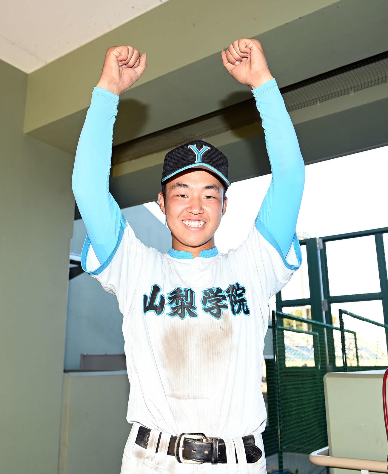 接戦の末、強豪昌平に勝利し笑顔を見せる山梨学院・桜田（撮影・たえ見朱実）