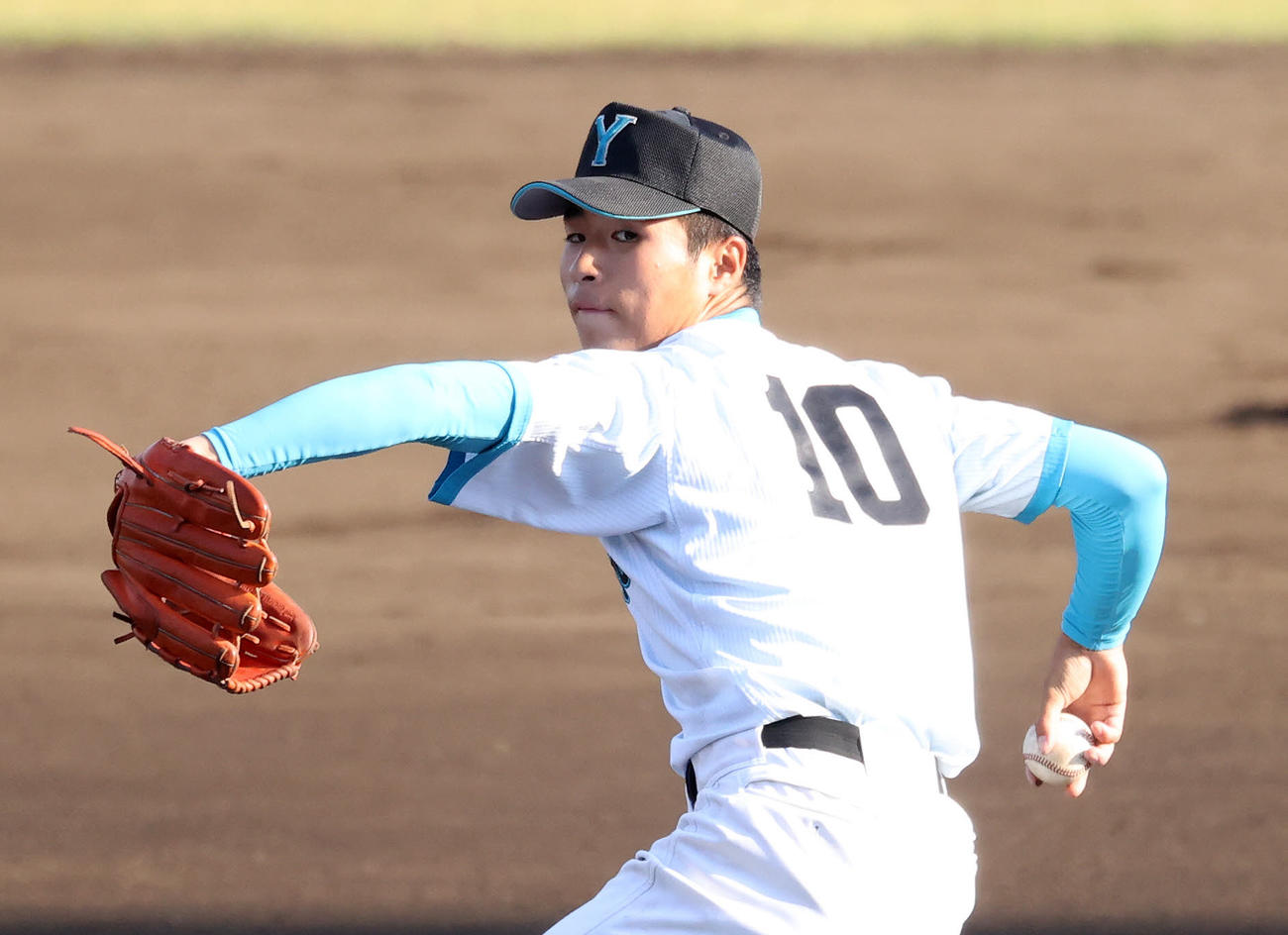 22年10月、10番を背負い力投する山梨学院・林