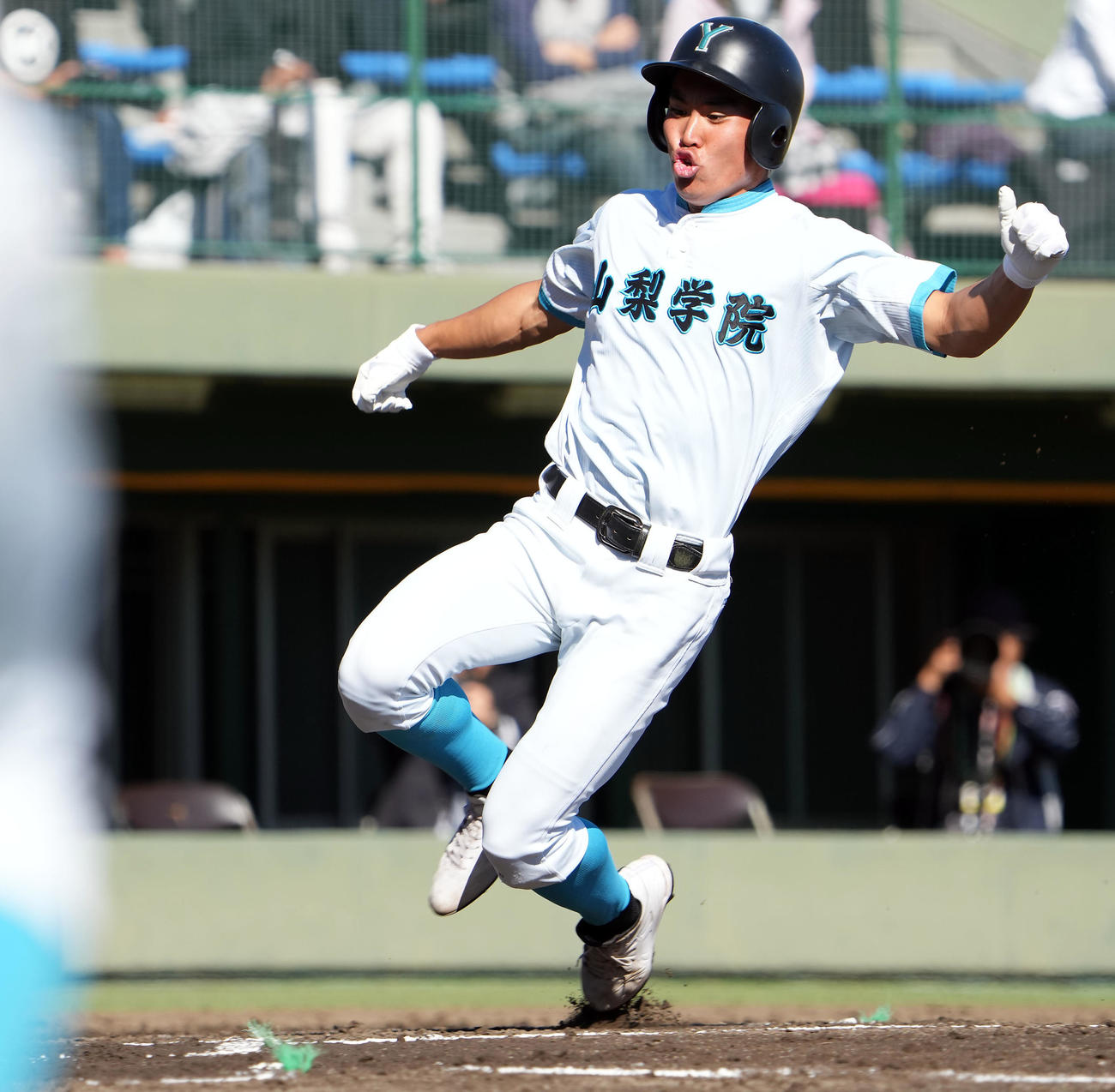 山梨学院対昌平　1回表山梨学院1死一、三塁、梅村の右犠飛で生還する黒沢（撮影・たえ見朱実）