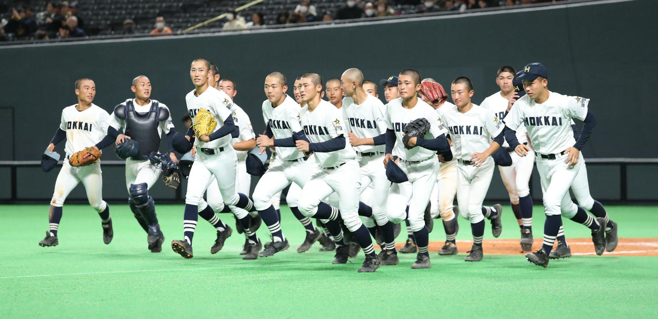 北海対クラーク　クラークに勝利し駆け出す北海ナイン（撮影・佐藤翔太）