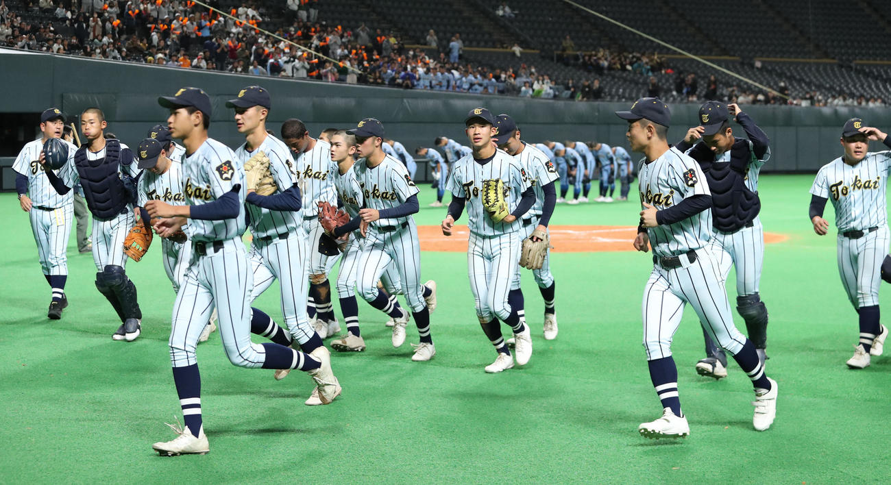 酪農学園大とわの森三愛対東海大札幌　勝利し引き揚げる東海大札幌ナイン（撮影・佐藤翔太）