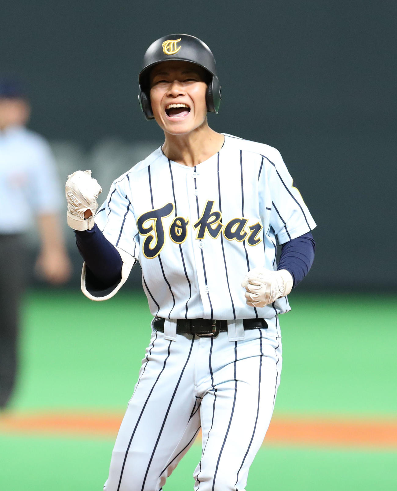 酪農学園大とわの森三愛対東海大札幌　3回裏東海大札幌1死三塁、伊藤は先制となる右前適時打を放ちガッツポーズをする（撮影・佐藤翔太）
