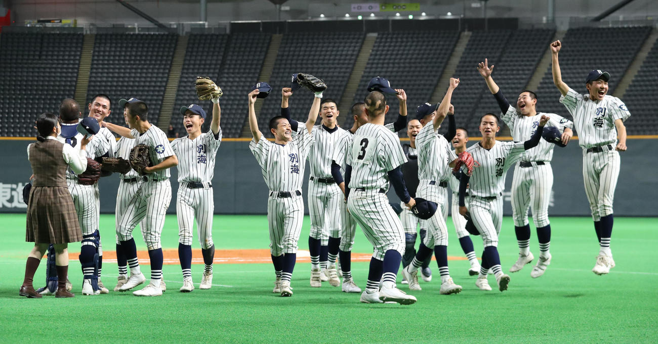 別海対知内　延長10回タイブレークを制し歓喜する別海ナイン（撮影・佐藤翔太）