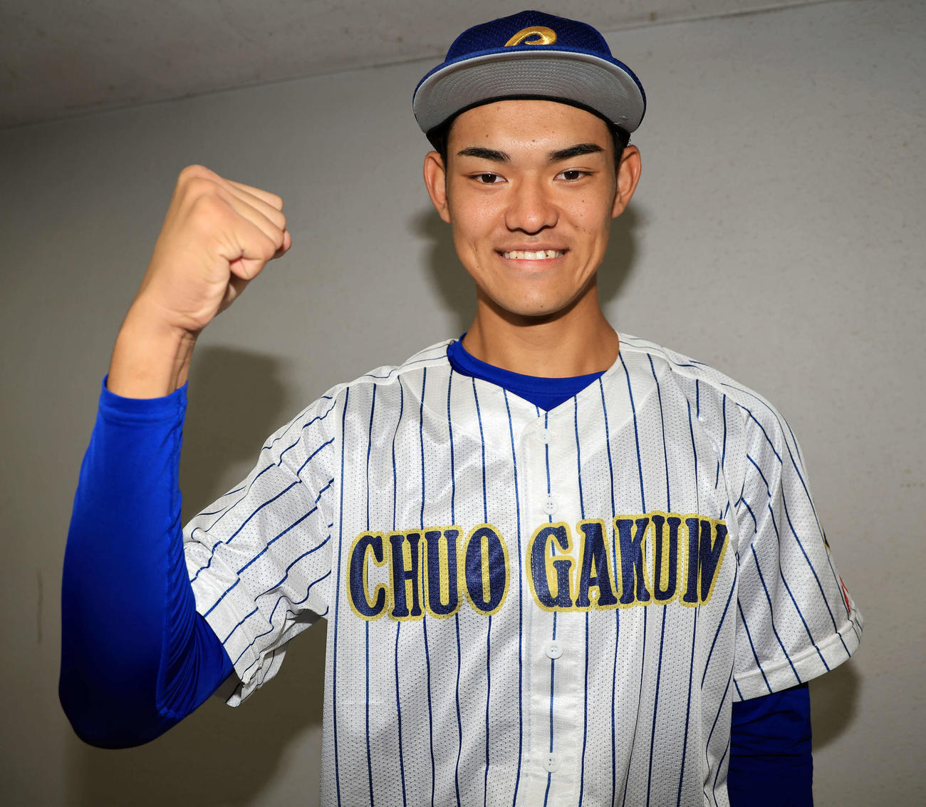 中央学院対白鴎大足利　コールド勝ちを決めた中央学院・蔵並は笑顔でガッツポーズ（撮影・浅見桂子）