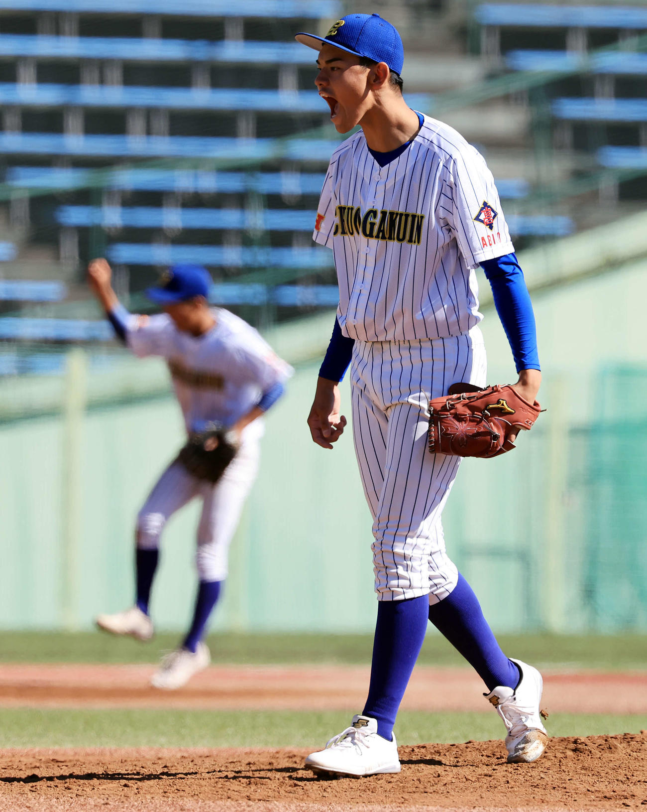 中央学院対白鴎大足利　8回裏白鴎大足利の攻撃を抑えてコールド勝ちを決め、雄たけびを上げる蔵並（撮影・浅見桂子）