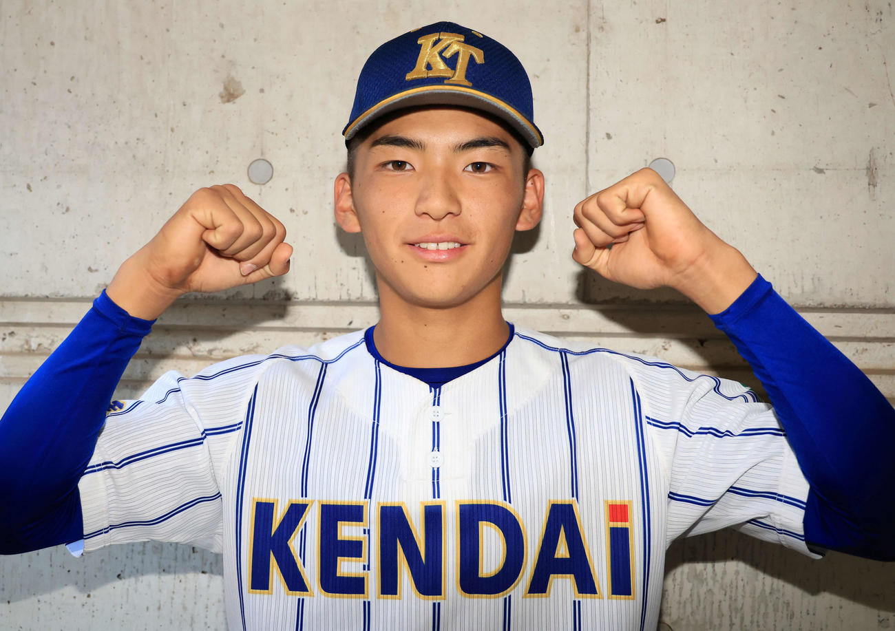 鹿島学園対高崎健康福祉大高崎　先制適時打など活躍した高崎健康福祉大高崎の高山は笑顔でガッツポーズ（撮影・浅見桂子）
