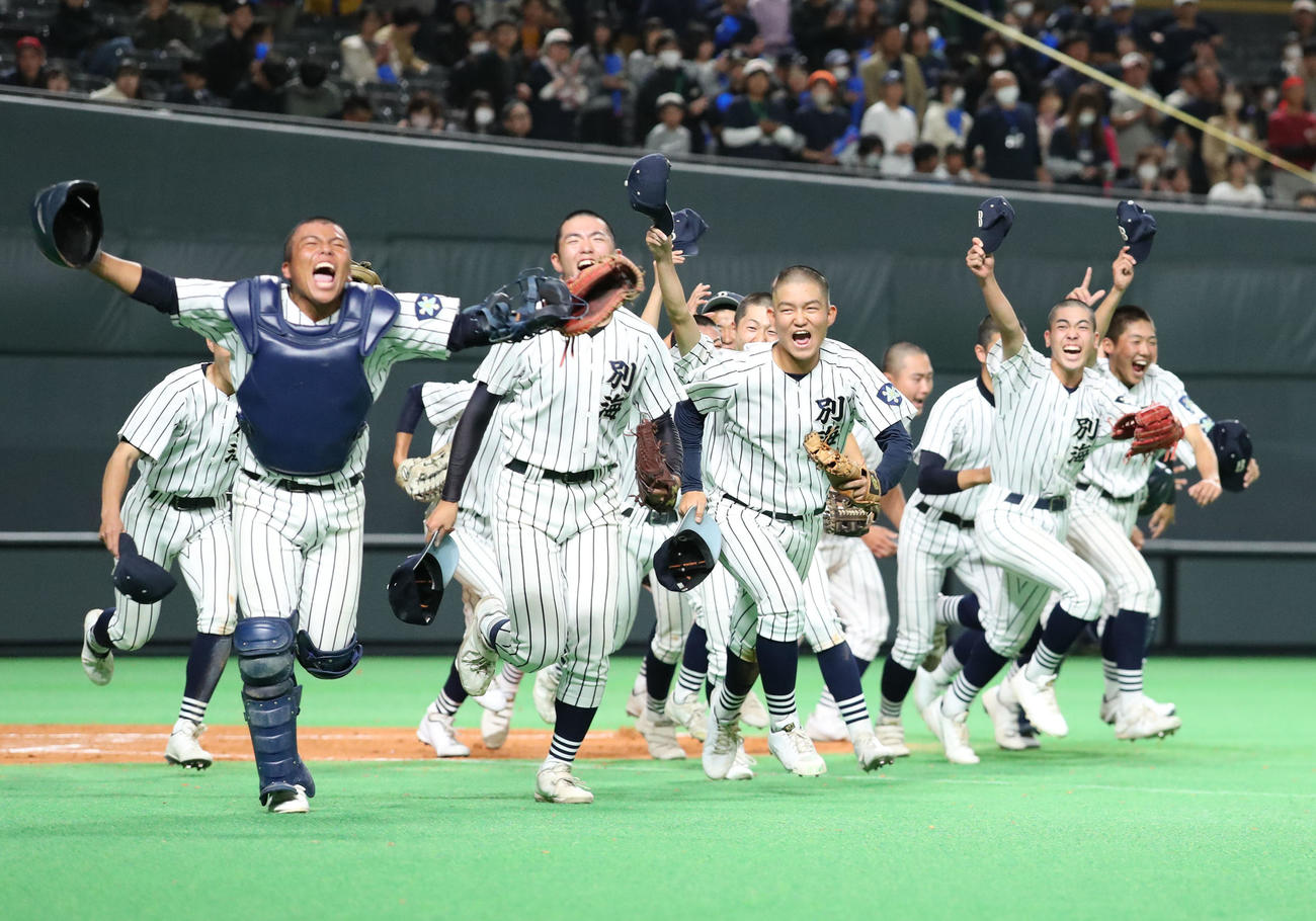 別海対知内　延長10回タイブレークを制し駆け出す別海ナイン（撮影・佐藤翔太）