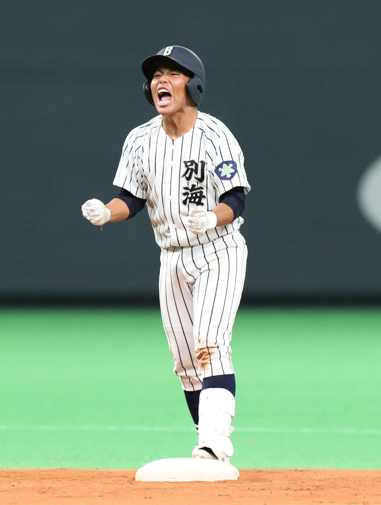 別海対知内　10回表別海無死満塁、走者一掃となる3点適時二塁打を放ちガッツポーズをする別海・中道（撮影・佐藤翔太）