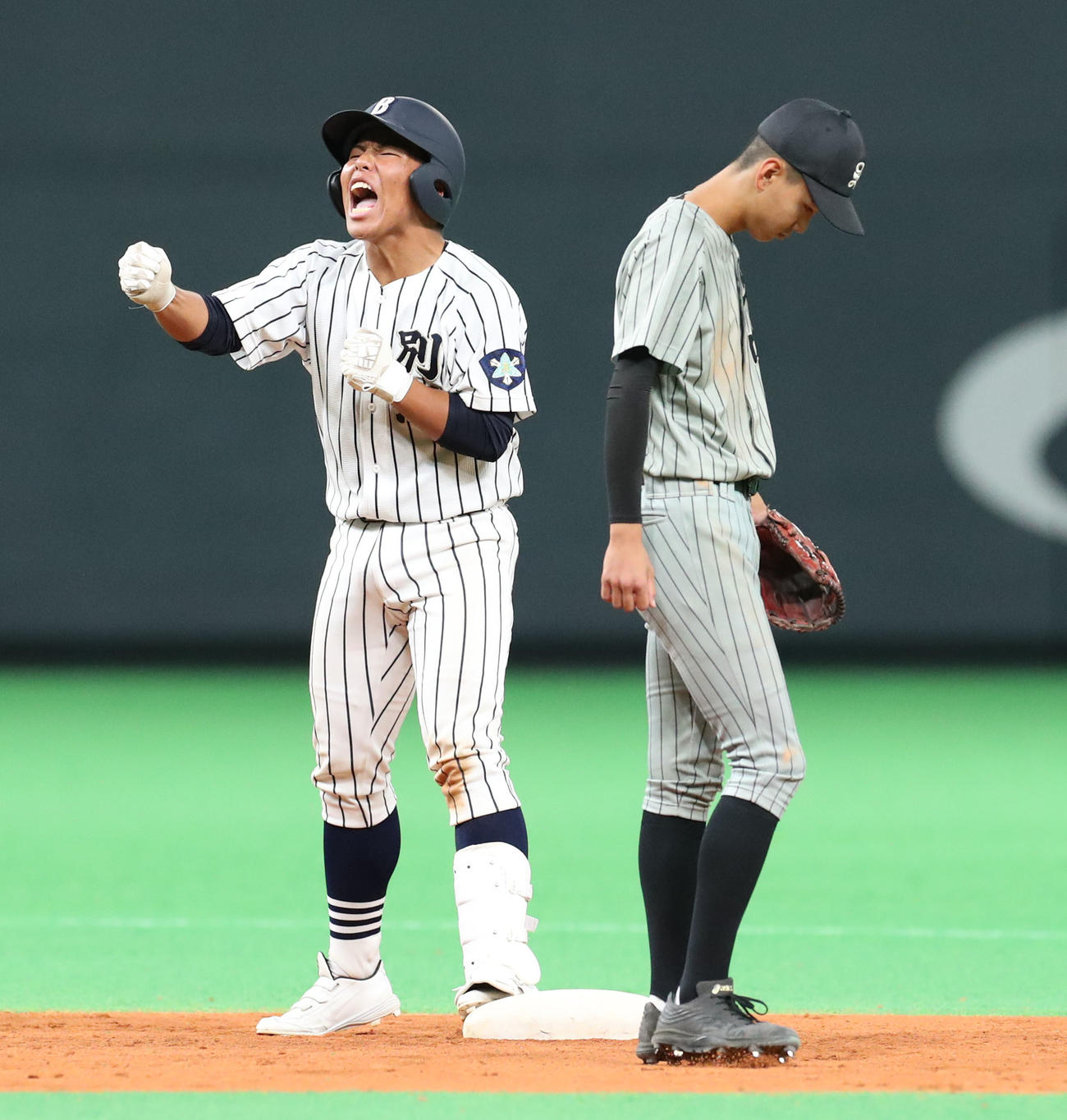 別海対知内　10回表別海無死満塁、走者一掃となる3点適時二塁打を放ちガッツポーズをする別海・中道（撮影・佐藤翔太）