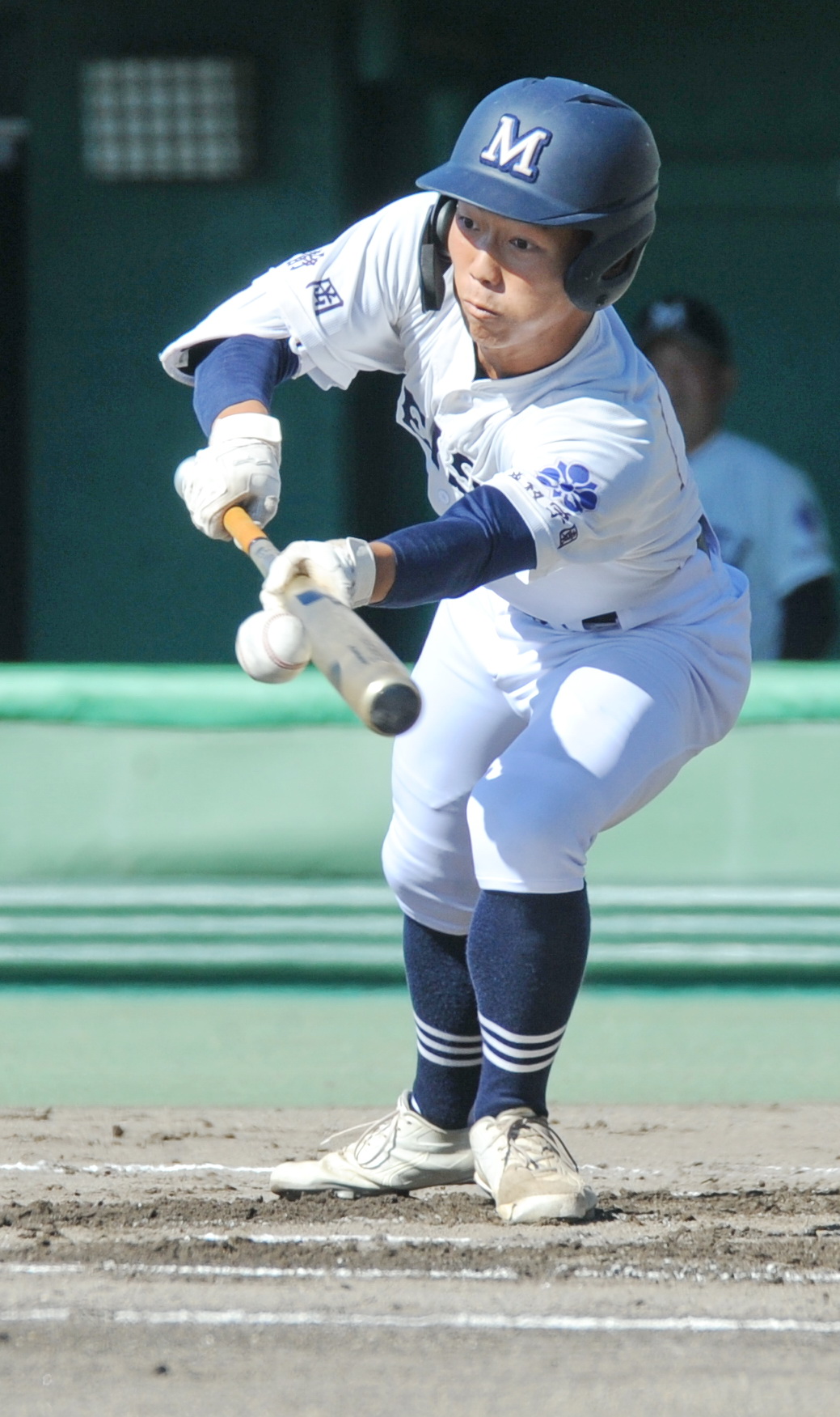2回1死三塁、先制スクイズを決める藤枝明誠・矢沢