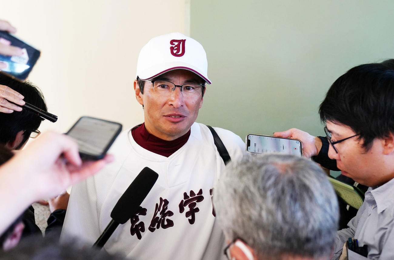 花咲徳栄対常総学院　試合を終え取材に応じる常総学院・島田監督（撮影・横山健太）