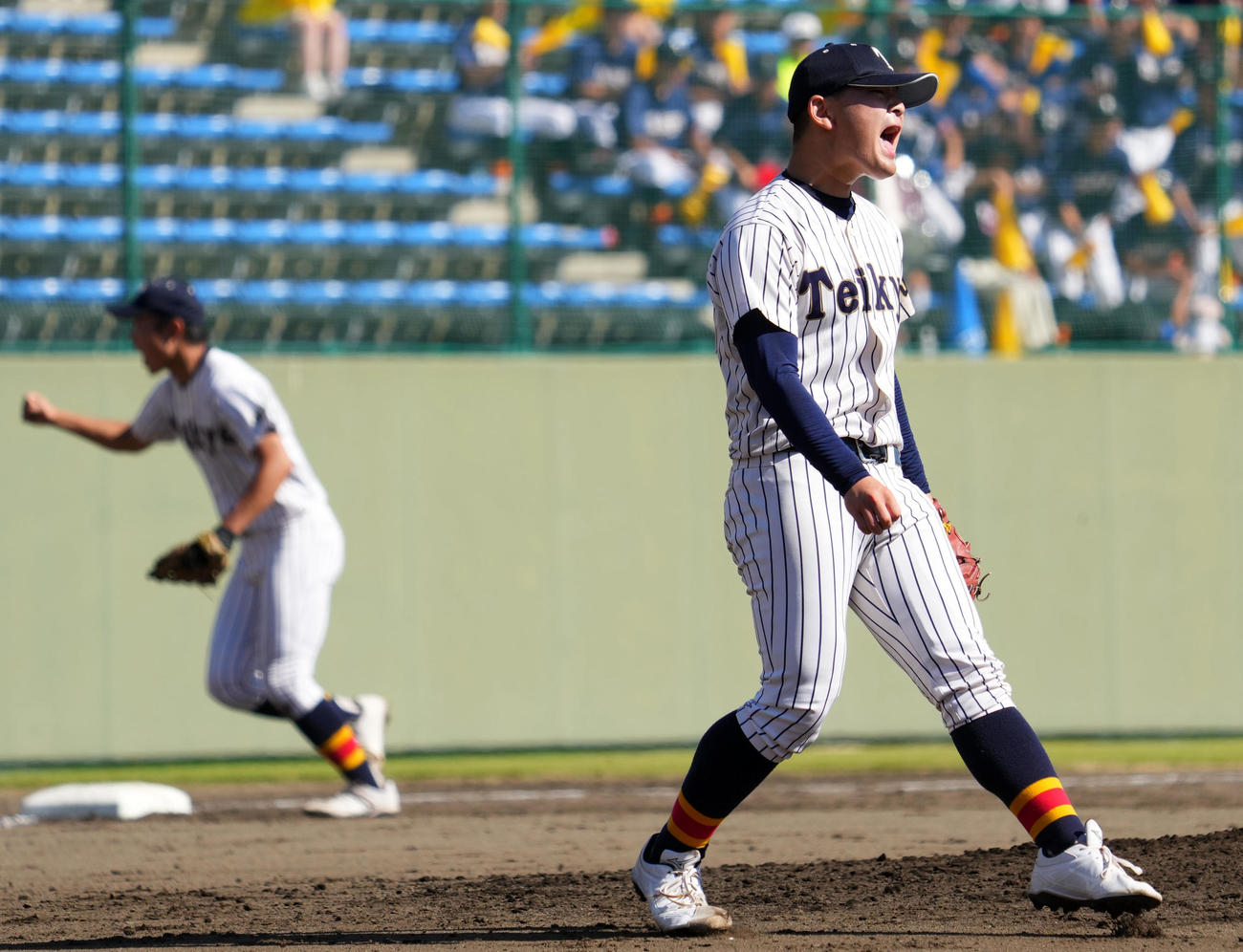 帝京三対作新学院　4回裏を三者凡退で終えほえる帝京三・橋本（撮影・横山健太）