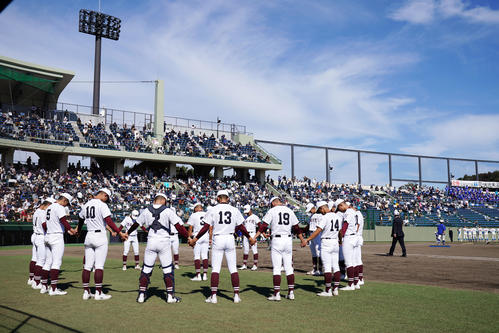 花咲徳栄対常総学院　試合開始前、円陣を組む常総学院ナイン（撮影・横山健太）