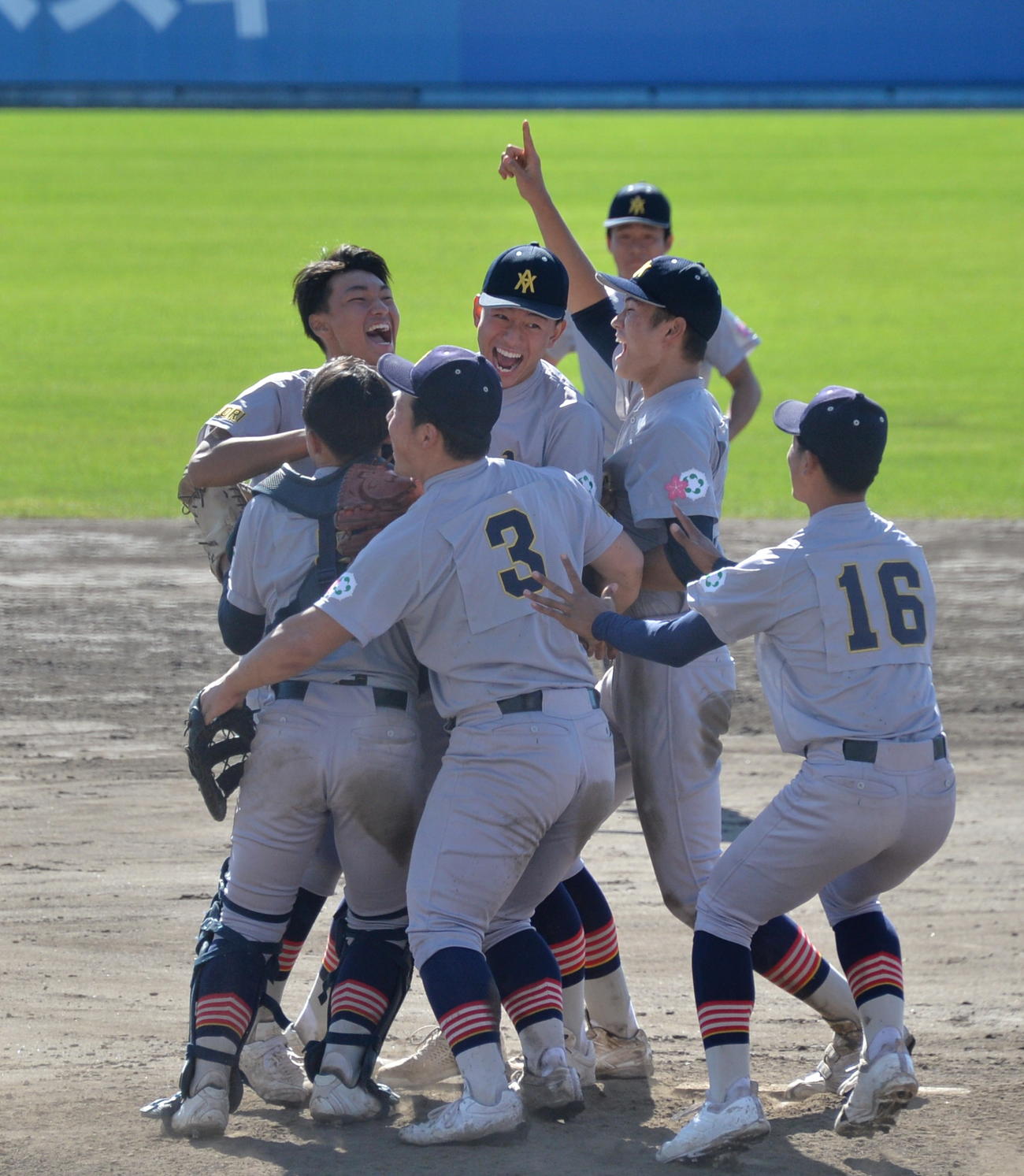 八戸学院光星対青森山田　東北大会決勝でノーヒットノーランを達成し、歓喜する青森山田・桜田（中央）ら、青森山田ナイン（撮影・濱本神威）