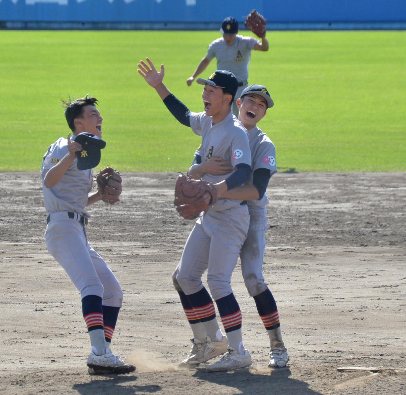八戸学院光星対青森山田　東北大会決勝でノーヒットノーランを達成し、歓喜する青森山田・桜田（中央）（撮影・濱本神威）