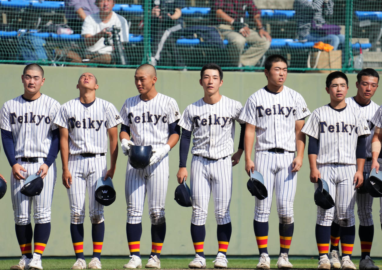 帝京三対作新学院　試合に敗れ肩を落とす帝京三ナイン（撮影・横山健太）