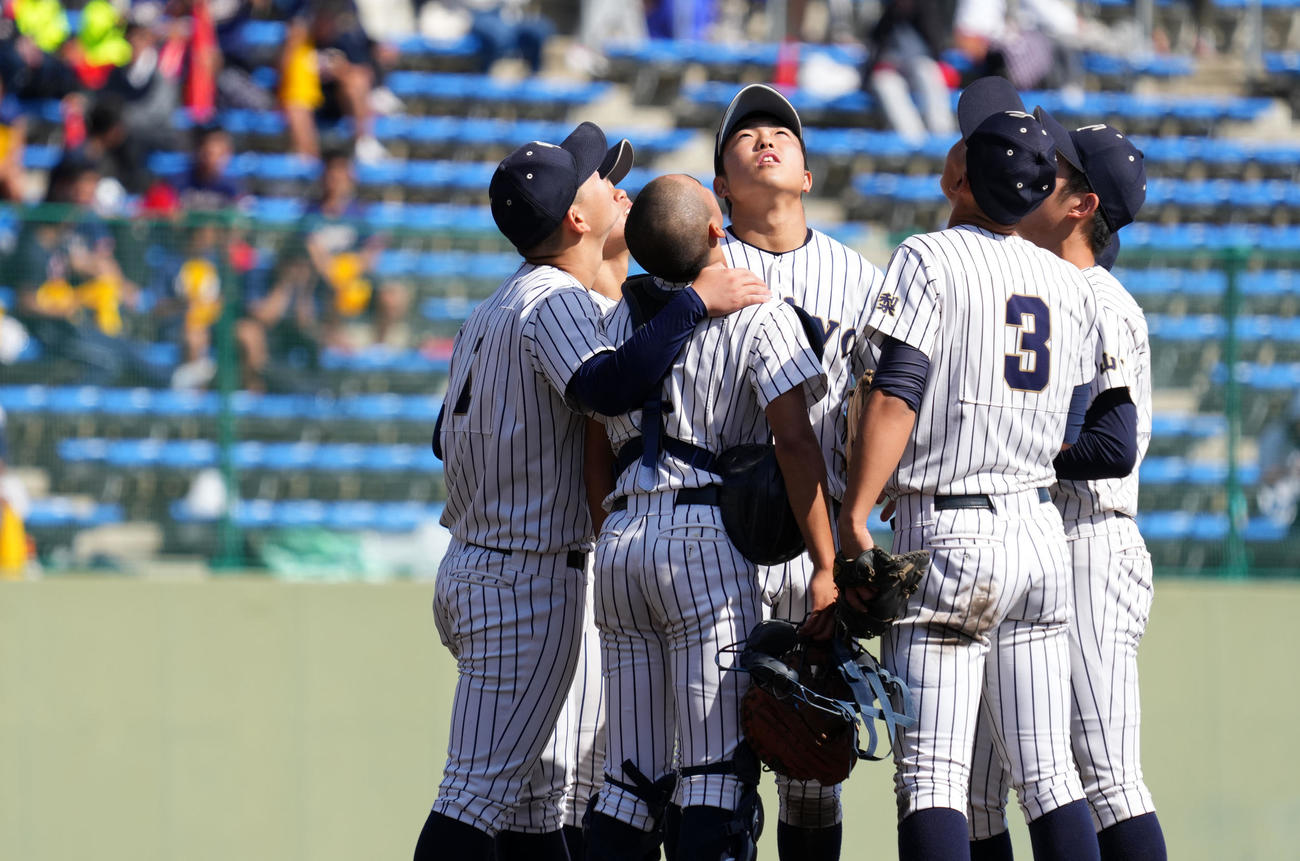 帝京三対作新学院　7回裏途中、空を見上げる帝京三ナイン（撮影・横山健太）