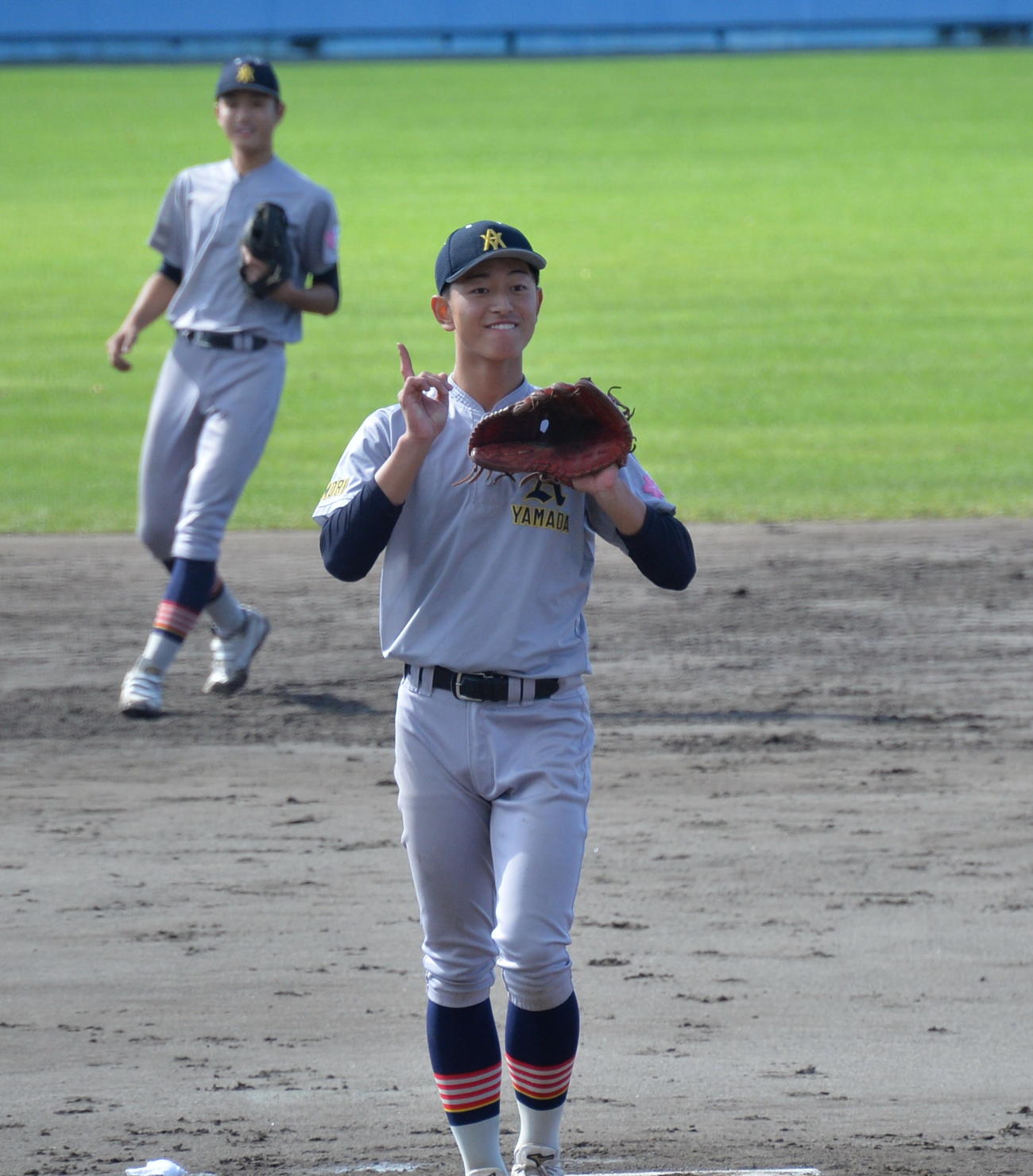八戸学院光星対青森山田　アウトを取り、笑顔を見せる青森山田・桜田（撮影・濱本神威）