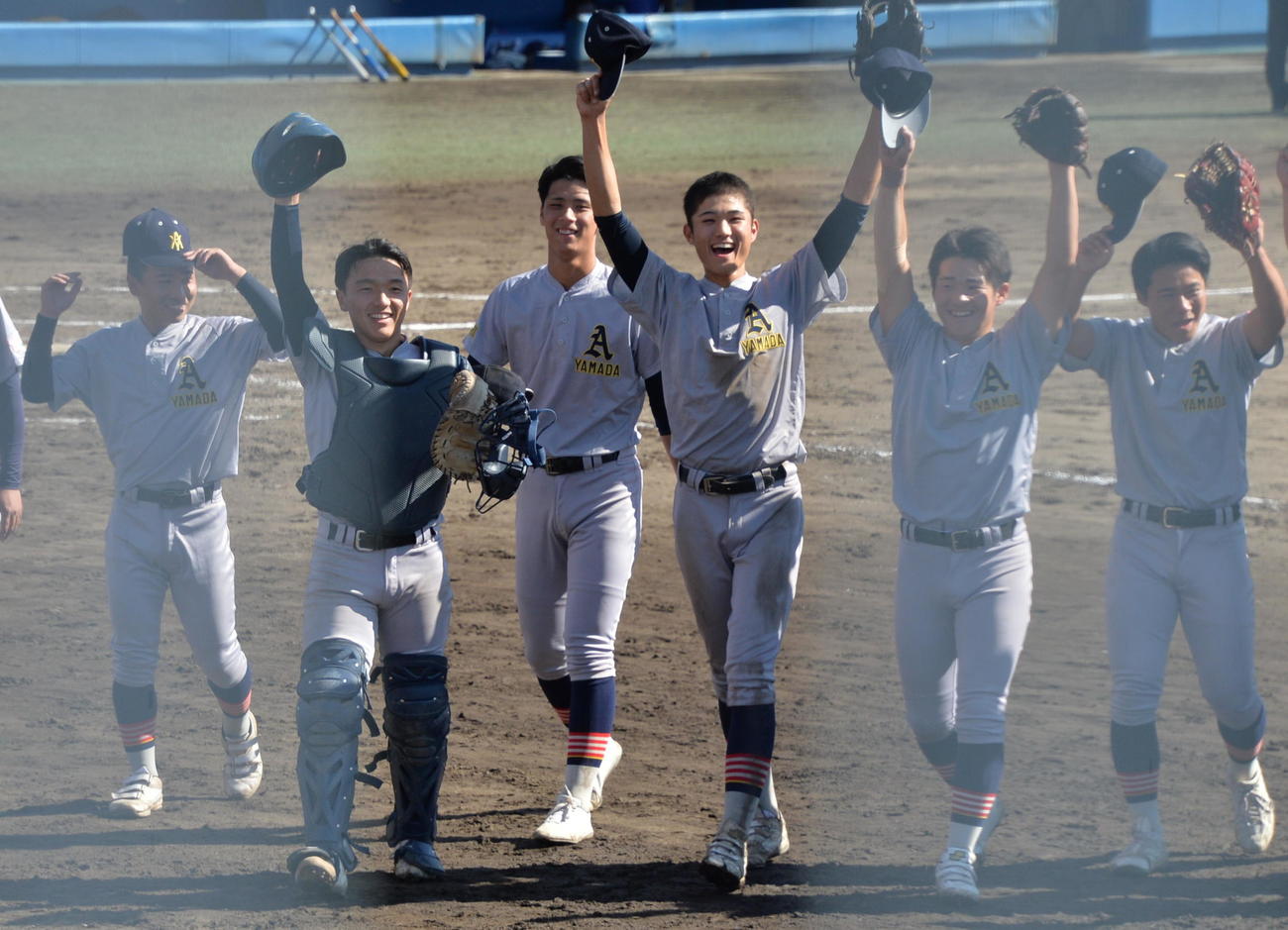 八戸学院光星対青森山田　8年ぶり2度目の優勝を果たし、スタンドにガッツポーズする青森山田・橋場（左から2人目）ら青森山田ナイン（撮影・濱本神威）