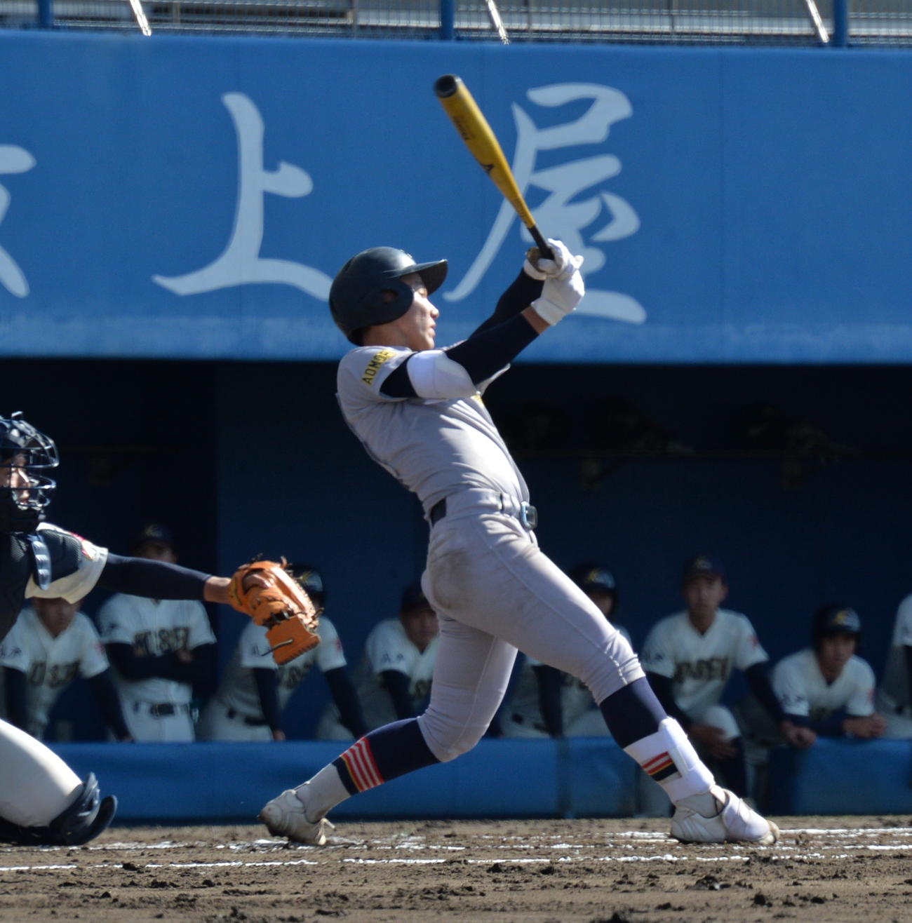 2回、中前安打を放つ青森山田・橋場