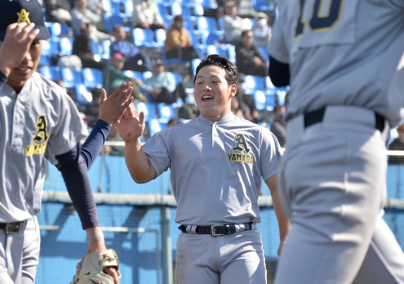 八戸学院光星対青森山田　1回2死一、二塁、右中間へ先制の2点適時二塁打を放った青森山田・原田（中央）は笑顔でベンチに戻る（撮影・濱本神威）