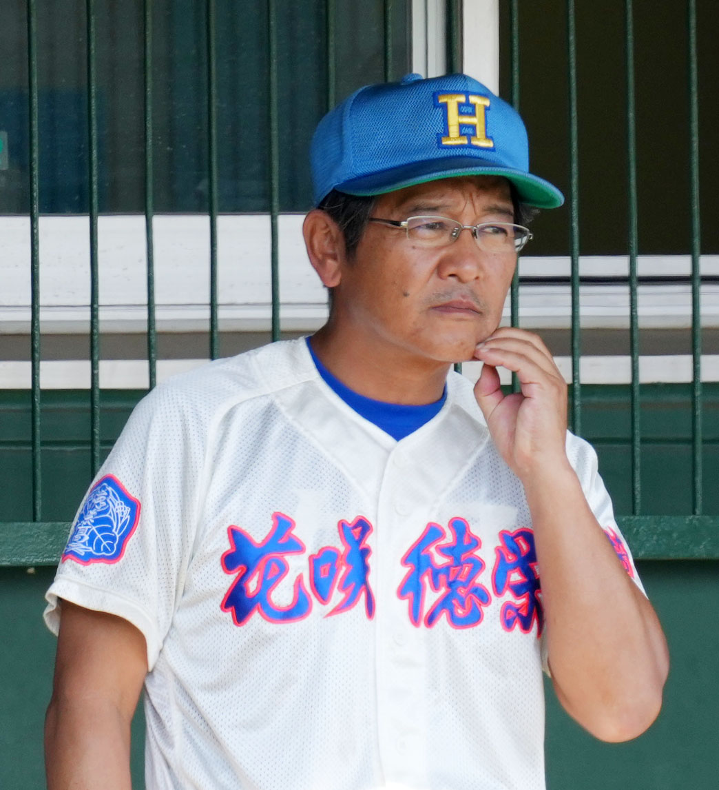 花咲徳栄対常総学院　試合を見つめる花咲徳栄・岩井監督（撮影・横山健太）