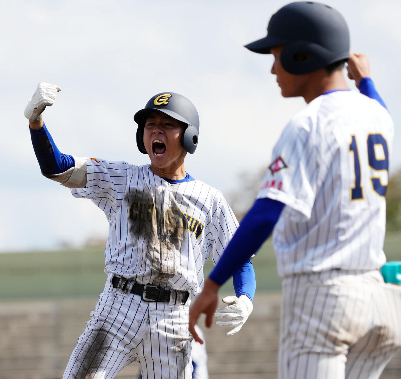 中央学院対高崎健康福祉大高崎　6回表中央学院2死三塁、遊適時内野安打を放ちほえる森田（撮影・横山健太）