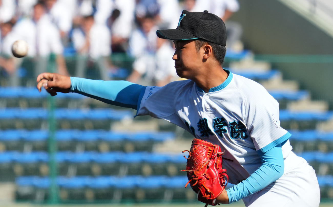 山梨学院対桐光学園　力投する山梨学院先発の桜田（撮影・横山健太）