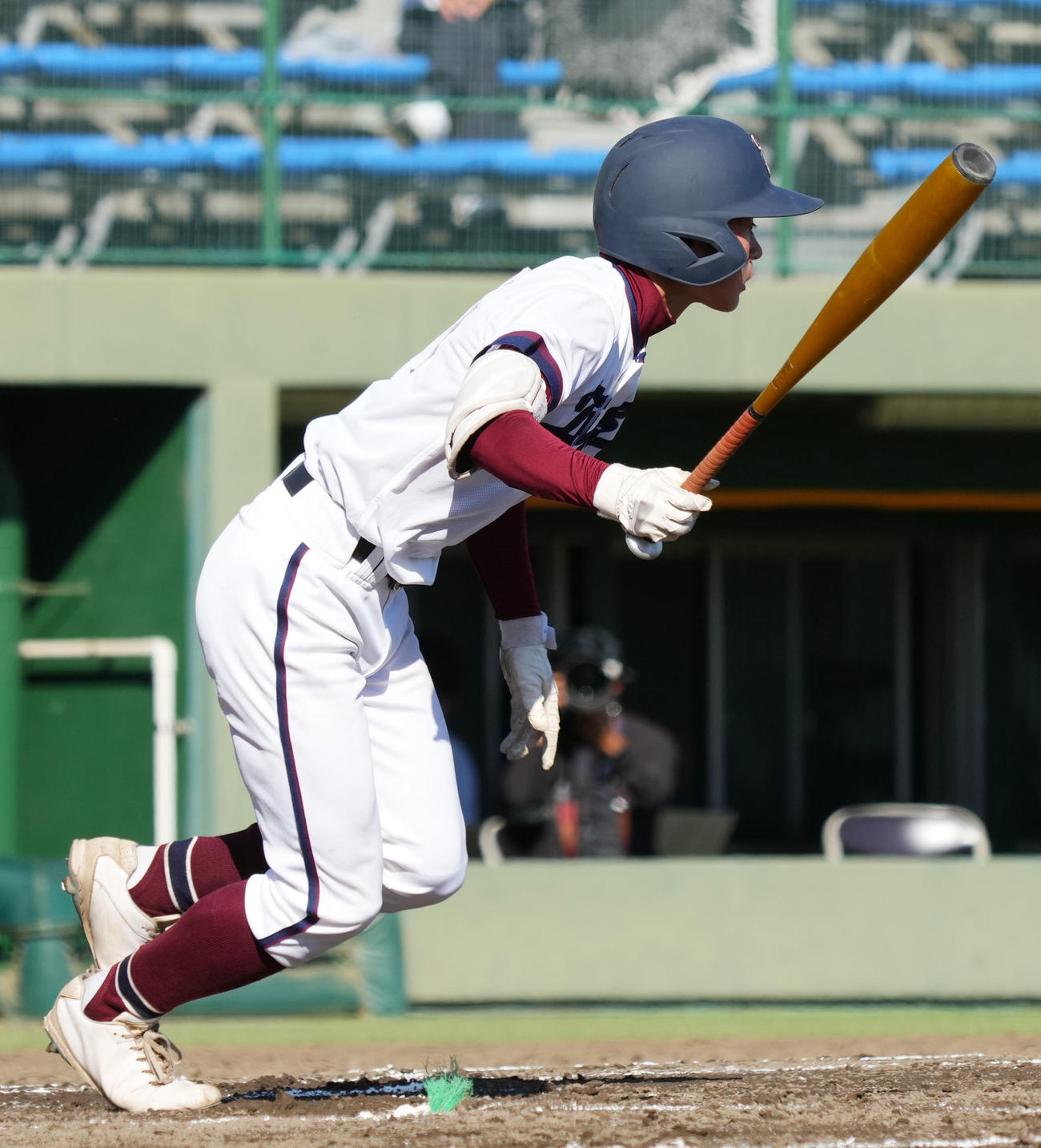 山梨学院対桐光学園　2回裏桐光学園2死二塁、中前適時打を放つ鈴木（撮影・横山健太）