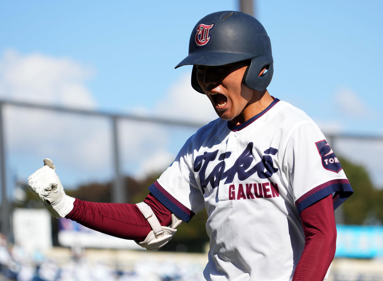 山梨学院対桐光学園　3回裏桐光学園1死三塁、中犠飛を放ちガッツポーズする綾部（撮影・横山健太）