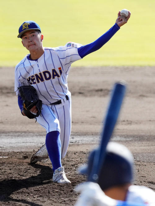 中央学院対高崎健康福祉大高崎 力投する高崎健康福祉大高崎先発の佐藤(撮影・横山健太)