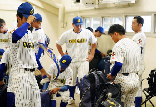 中央学院対高崎健康福祉大高崎 高崎健康福祉大高崎に敗れ肩を落とす中央学院ナイン(撮影・横山健太)