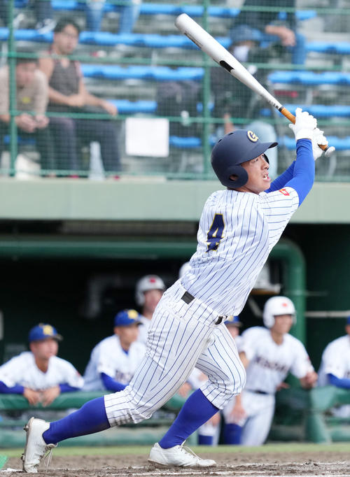 中央学院対高崎健康福祉大高崎 6回表中央学院2死一塁、右中間へ適時三塁打を放つ中村(撮影・横山健太)