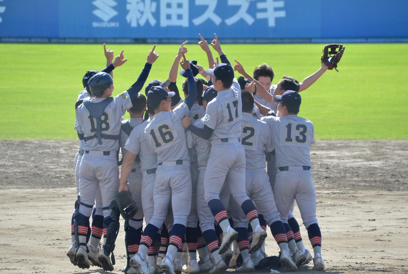 八戸学院光星対青森山田　東北大会決勝でノーヒットノーランを達成し、歓喜する青森山田ナイン（撮影・濱本神威）