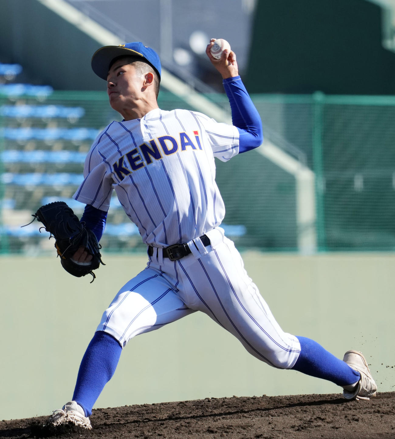 中央学院対高崎健康福祉大高崎　力投する高崎健康福祉大高崎先発の佐藤（撮影・横山健太）