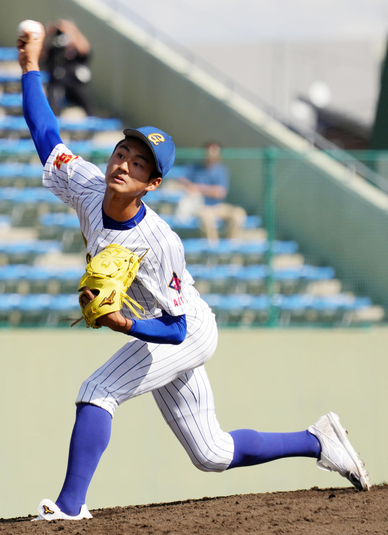 中央学院対高崎健康福祉大高崎　7回裏途中から登板した中央学院・颯佐（撮影・横山健太）