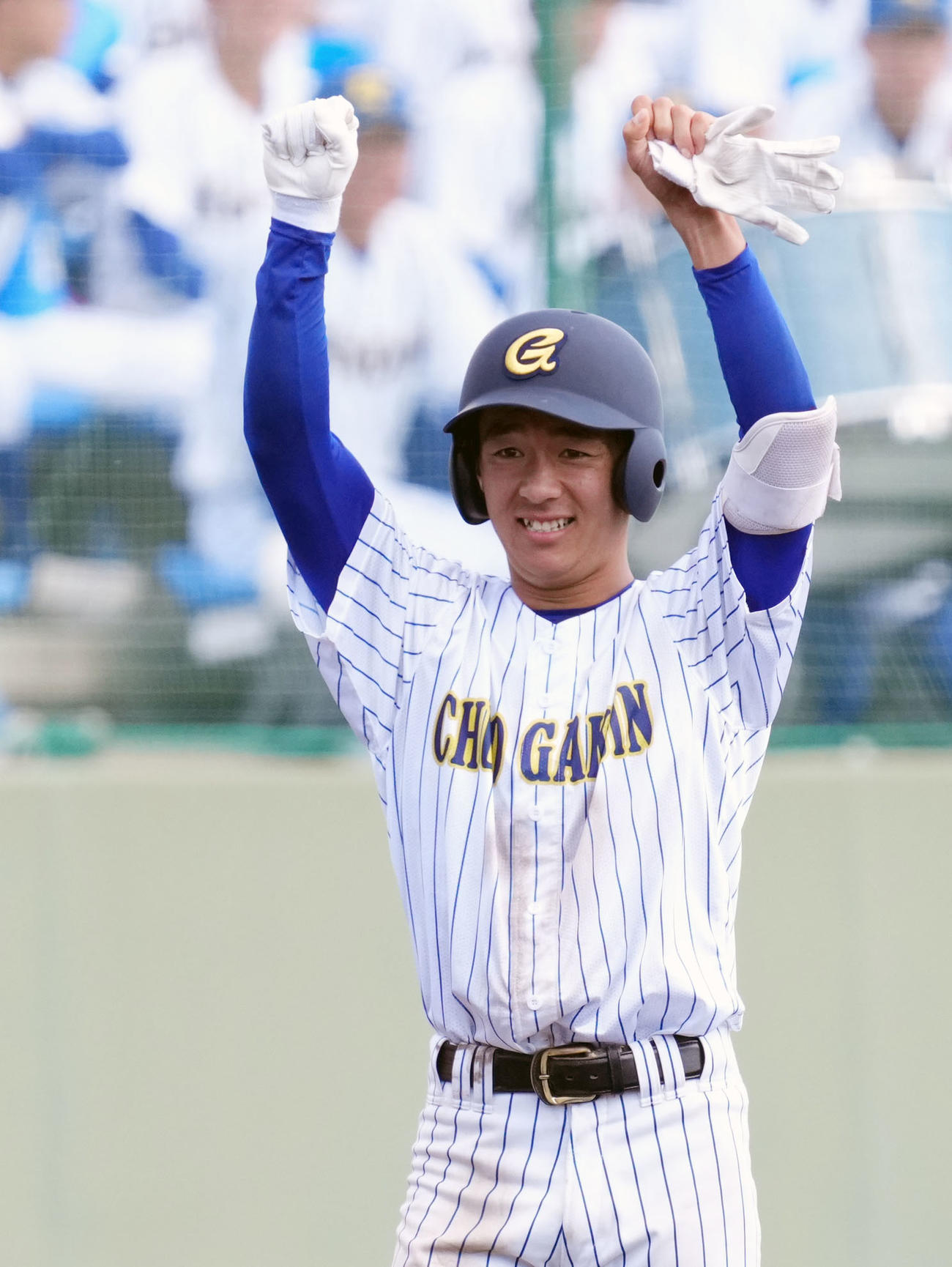 中央学院対高崎健康福祉大高崎　6回表中央学院2死一塁、右中間へ適時三塁打を放ちガッツポーズする中村（撮影・横山健太）
