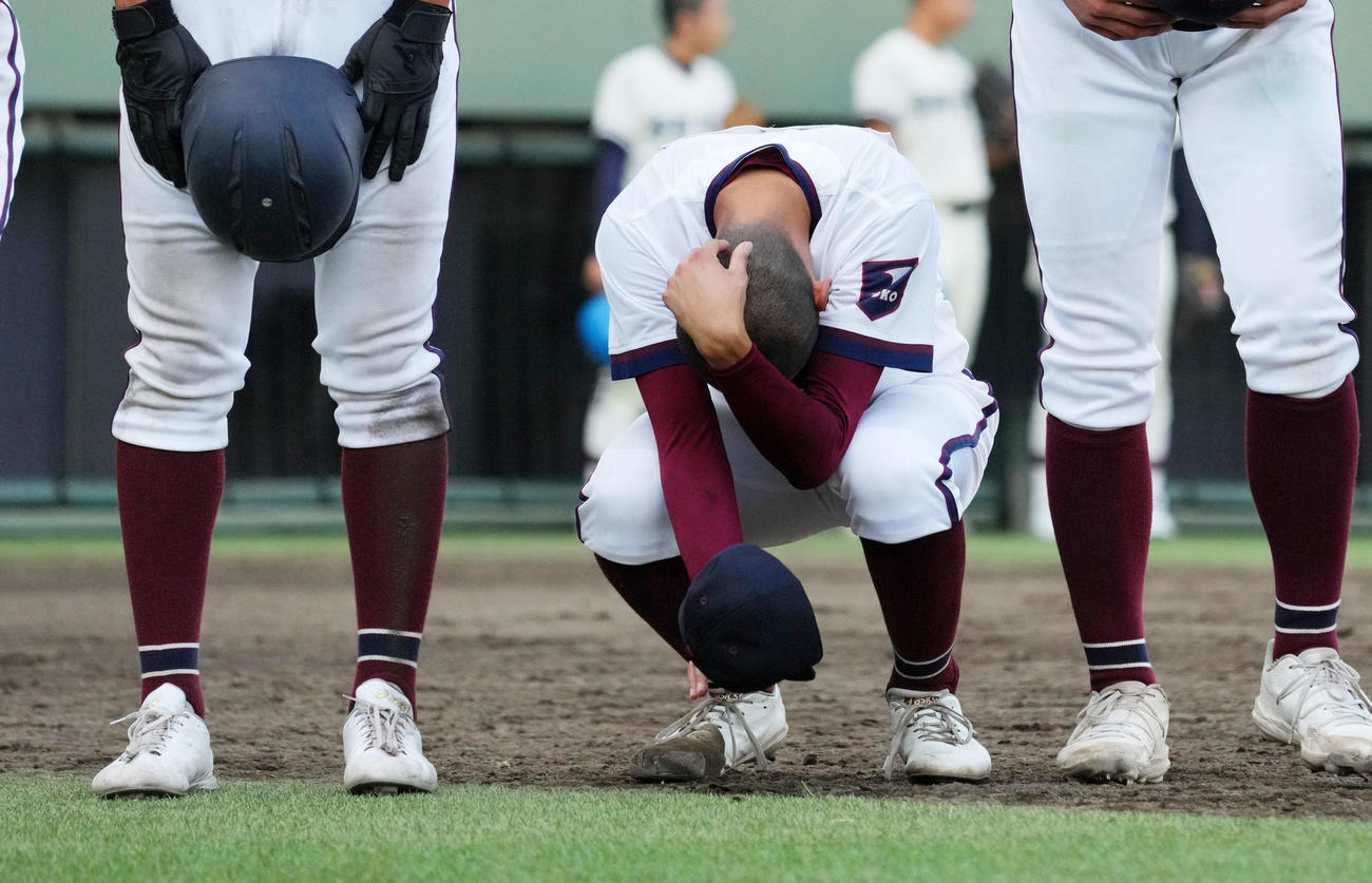 山梨学院対桐光学園　タイブレークの末、山梨学院に敗れ涙を流す桐光学園・法橋（撮影・横山健太）