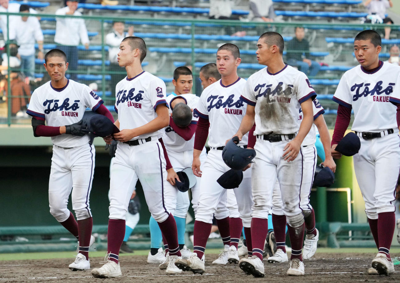 山梨学院対桐光学園　タイブレークの末、山梨学院に敗れ肩を落とす桐光学園ナイン（撮影・横山健太）