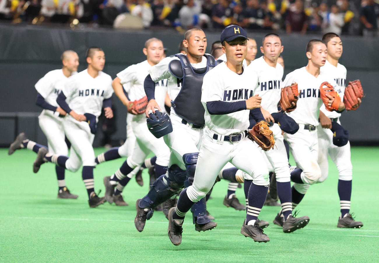 別海対北海　決勝進出を決め駆け出す北海ナイン（撮影・佐藤翔太）