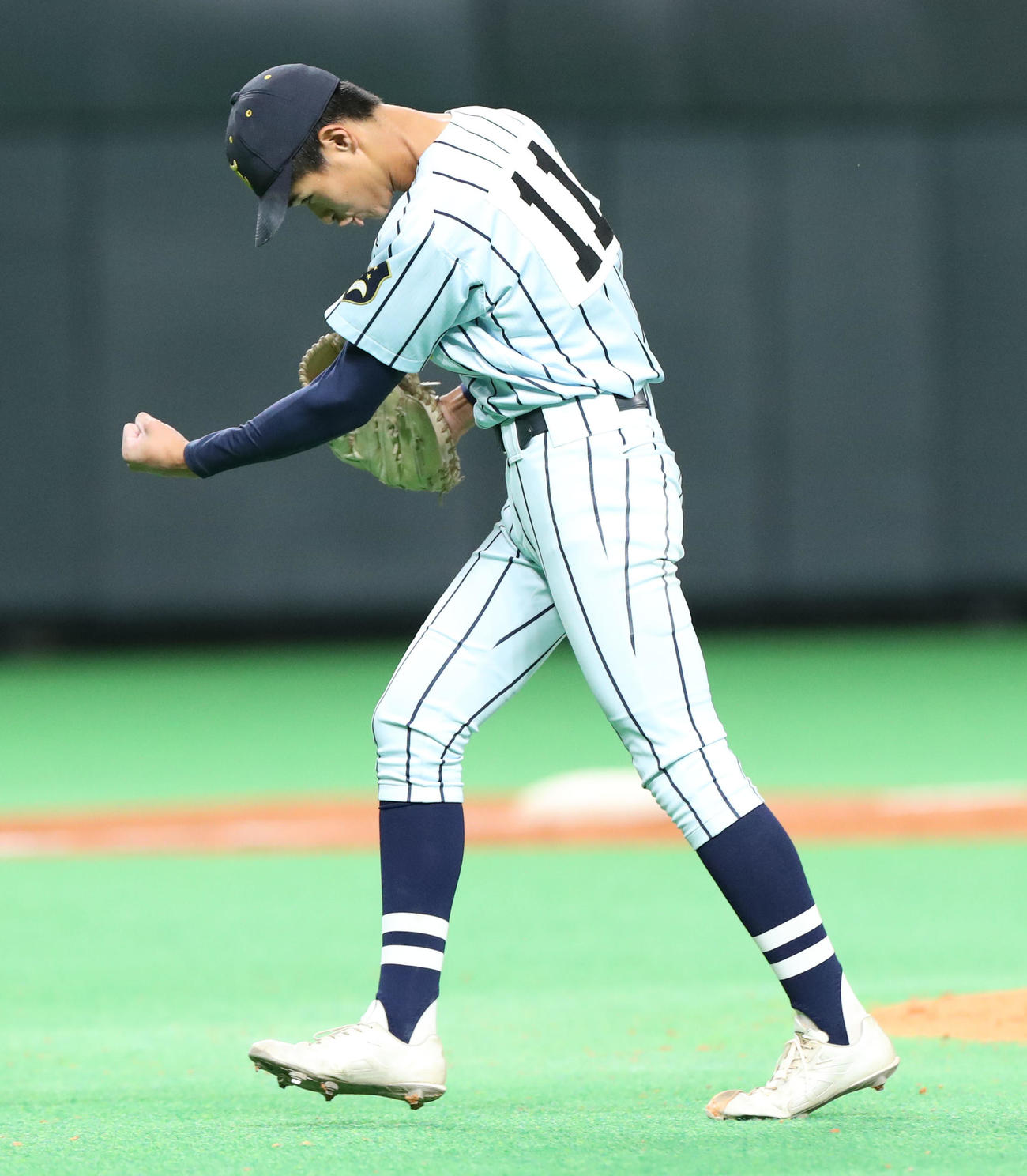帯広大谷対東海大札幌　9回表帯広大谷2死一、二塁、最後の打者を三ゴロに仕留めガッツポーズをする矢吹（撮影・佐藤翔太）
