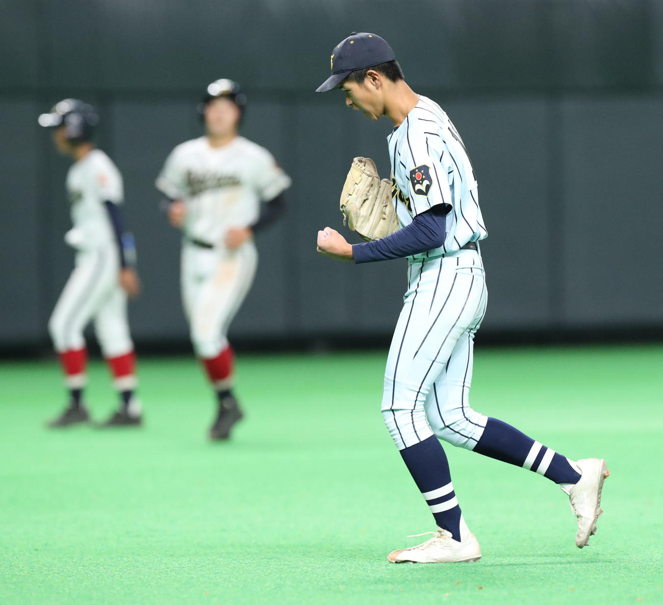 帯広大谷対東海大札幌　9回表帯広大谷2死一、二塁、最後の打者を三ゴロに仕留めガッツポーズをする矢吹（撮影・佐藤翔太）